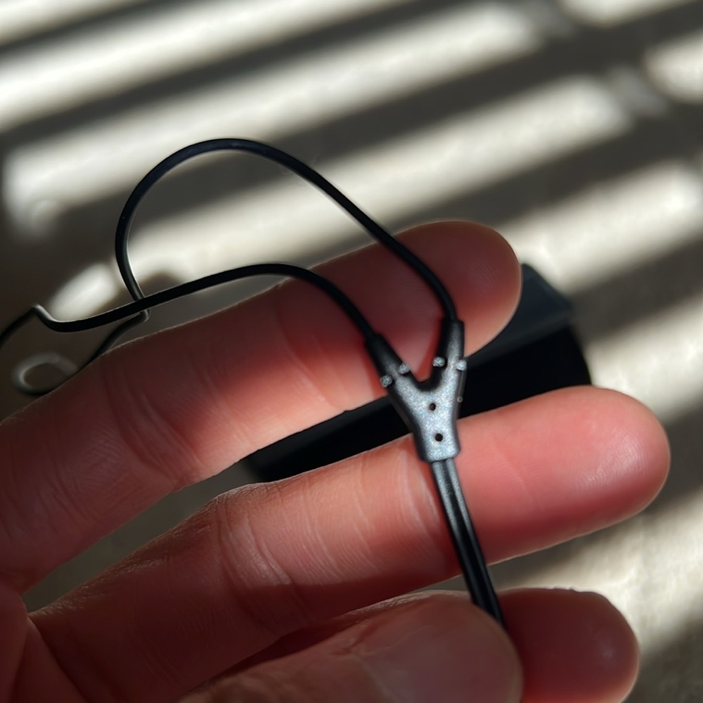 Bang & Olufsen A8 Wired Earphones Earbuds with original leather holder. - Picture 5 of 6